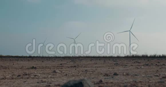 三个旋转风力发电机对抗天空风的力量清洁和可再生能源解决方案风力涡轮机生态视频的预览图