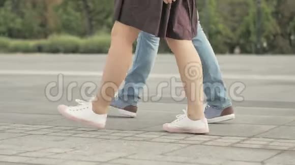 几个游客穿过老城区女孩拿着凉鞋和她的白人男友一起走下来视频的预览图