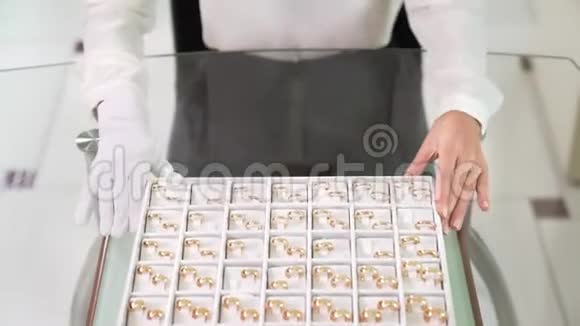 女卖家向客户展示各种结婚戒指视频的预览图