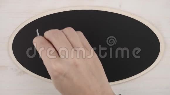 俯视图平躺着一个女人的手在黑板上写着五个字WhoWhereWhenWhenWhyin小写粉笔视频的预览图