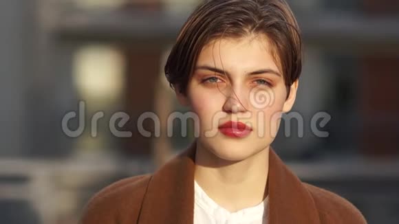 一个严重心烦意乱的年轻女人用红色口红和一个短切的肖像人们的情绪视频的预览图