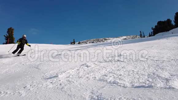 快乐的滑雪者在雪山的一个阳光明媚的冬日在乡间尽情滑雪极限自由滑雪者乘坐新鲜视频的预览图