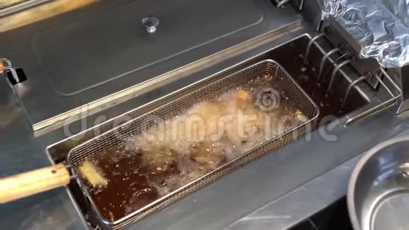 在餐厅厨房的深油炸锅里煮油视频的预览图
