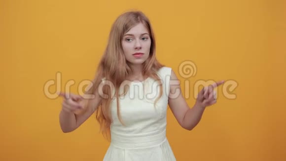 女人把手指放在头上张开嘴尖叫宣布视频的预览图