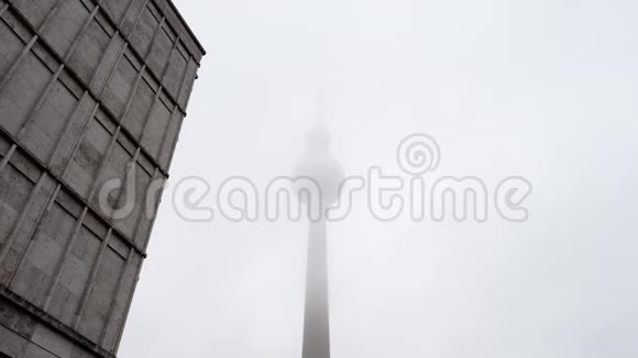 多云多雾天气的柏林电视塔视频的预览图