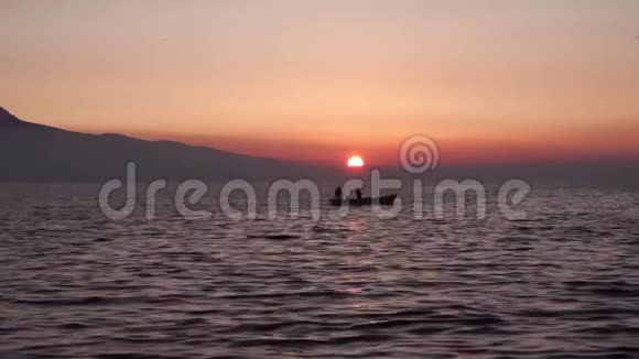 日落时分船驶过海洋视频的预览图