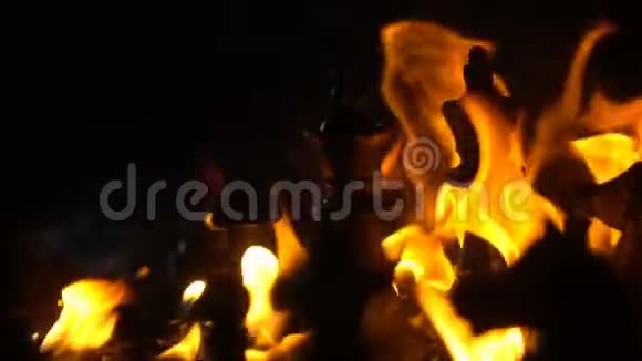 棋子在火焰中视频的预览图