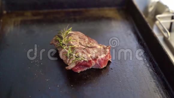 厨房炒肉热盘迷迭香视频的预览图