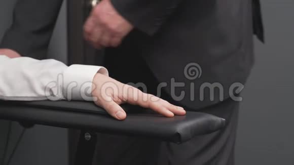 用手指传感器闭合男性手测量脉搏视频的预览图