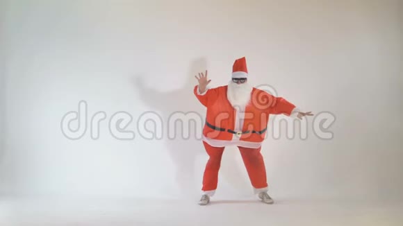 圣诞老人手上拿着4K视频的预览图