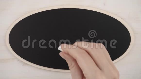 俯视图一位妇女用白色粉笔在黑板上用感叹号书写OK视频的预览图