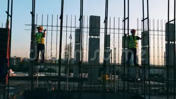 建筑工人在建筑工地上从事金属建筑的统一工作视频的预览图