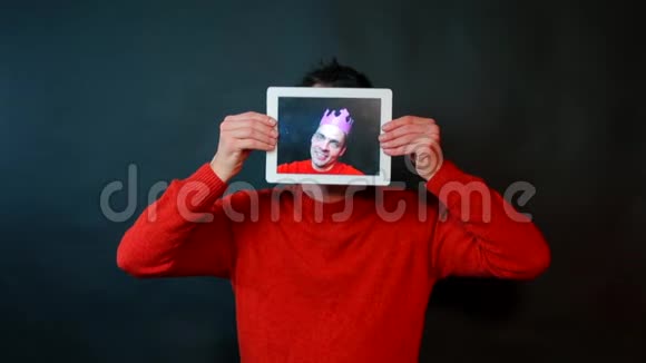 一个半机人拿着一块平板电脑而不是一张脸视频的预览图