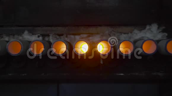 在工业烤箱中燃烧明亮的火焰在工厂中燃烧瓷砖视频的预览图