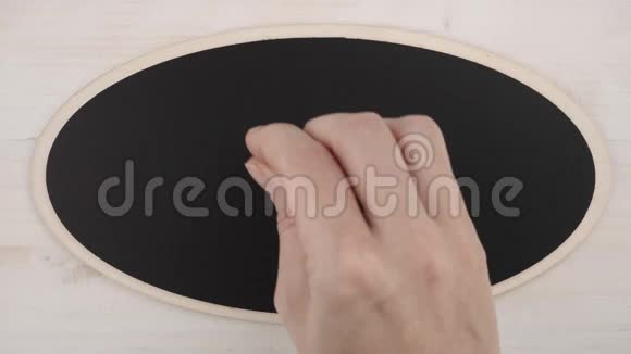俯视图平躺在一个女人的手上用白色粉笔在一个视频的预览图
