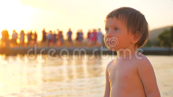 日落时站在海边的幼儿心理健康儿童心理学面部表情特殊外观视频的预览图