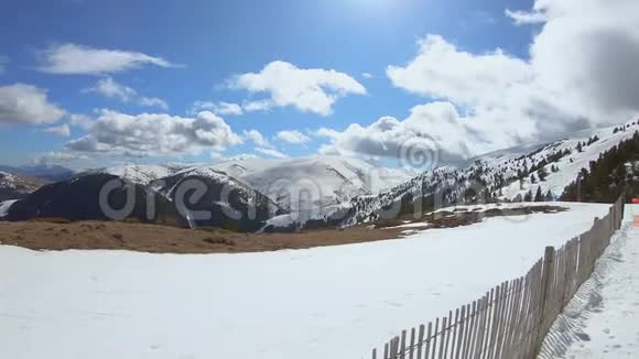 西班牙比利牛斯山脉的雪山视频的预览图