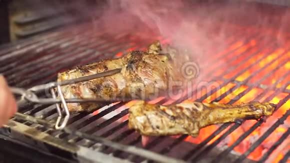 厨师准备牛肉牛排慢动作高清视频翻转肉在烤炭烤箱烧烤餐厅的烹饪过程视频的预览图