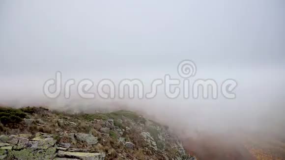 西班牙加泰罗尼亚蒙森尼山脉上空云层的时间流逝镜头视频的预览图