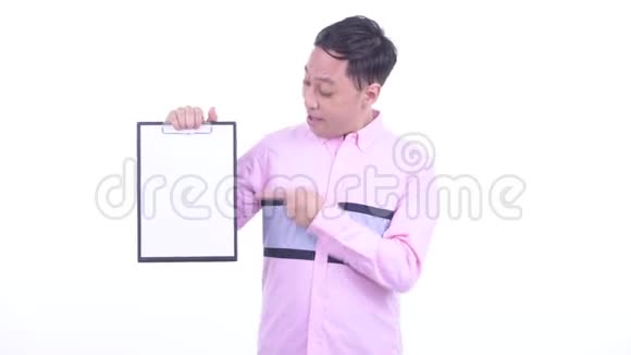快乐的日本商人展示剪贴板竖起大拇指视频的预览图