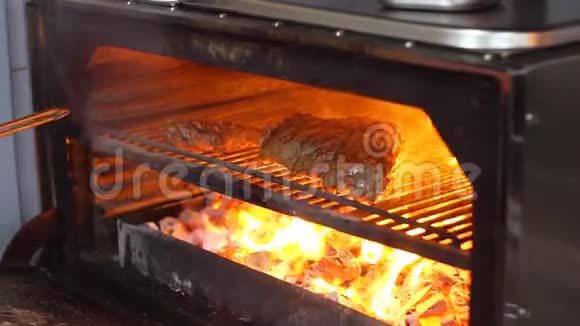 厨师准备牛排慢动作烧烤餐厅厨房的烹饪过程视频的预览图