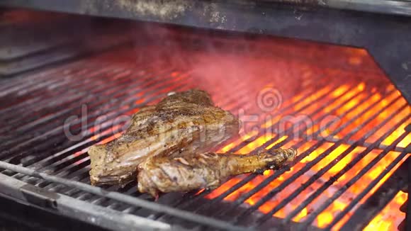 在烤架上烤着美味多汁的肉牛排视频的预览图