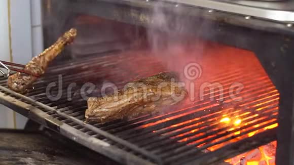 厨师准备牛肉牛排慢动作高清视频翻转肉在烤炭烤箱烧烤餐厅的烹饪过程视频的预览图