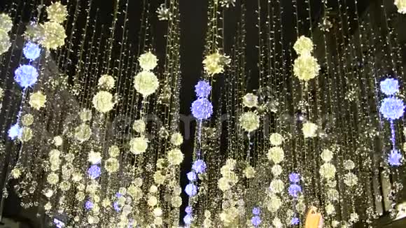 斯卡亚街莫斯科的圣诞街照明这座城市为度假而装饰悬挂着发光的球视频的预览图