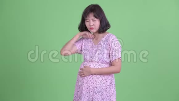 患有颈部疼痛的亚洲孕妇视频的预览图