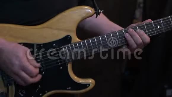 男主吉他手在俱乐部的音乐会上弹电吉他视频的预览图