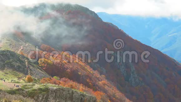 来自西班牙蒙塞尼山的秋景有云彩和五彩缤纷的森林视频的预览图