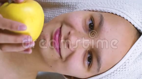 头上有浴巾的青春期女孩吃健康的零食视频的预览图