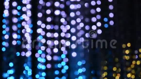 光照明从一个花环闪烁的灯的形式白色蓝色紫色和黄金假日的概念视频的预览图