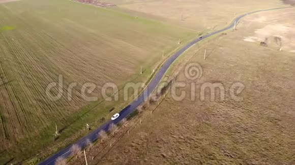 匈牙利弯曲道路上的无人机镜头视频的预览图