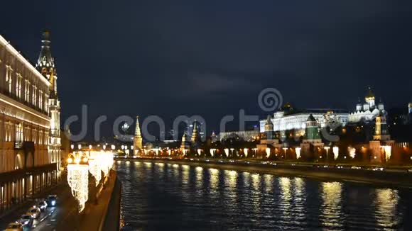 从大桥到莫斯科河堤的景观红色广场上有灯光照明和路灯视频的预览图