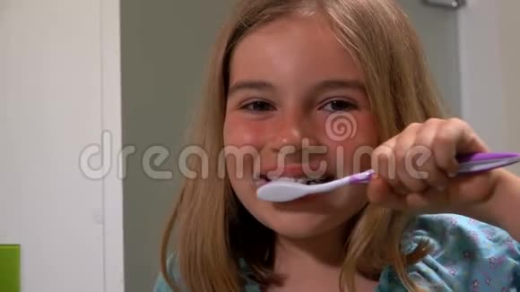 女孩清洁他的牙齿视频的预览图