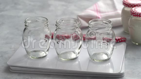 盛有牛奶混合物的玻璃瓶生产自制酸奶视频的预览图