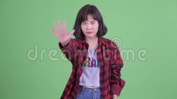 穿着亚洲时髦的女人做手势视频的预览图