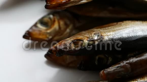 冷熏萨拉卡准备吃熏鱼特写在盘子上海鱼视频的预览图