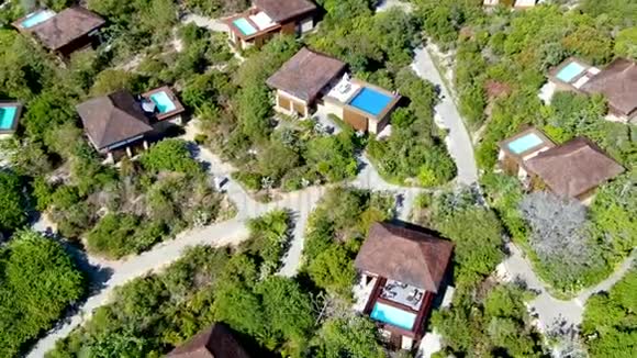 巴西普拉亚多福特热带森林带游泳池的豪华别墅鸟瞰图视频的预览图