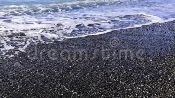 缓慢的海浪溅在岩石海滩上视频的预览图