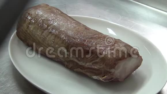 切鲜熏肉男人用菜刀把熏肉切成条状一大块熏肉关闭视频的预览图