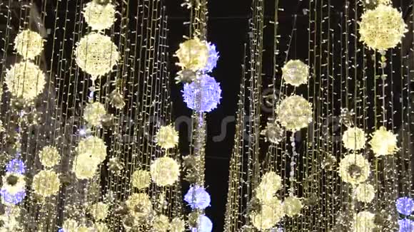 斯卡亚街莫斯科的圣诞街照明这座城市为度假而装饰悬挂着发光的球视频的预览图