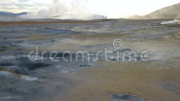 冰岛NamafjallHverir地热区的沸腾泥盆视频的预览图