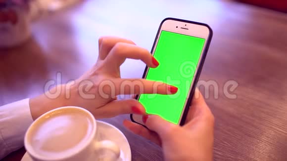 女性使用智能手机与绿色屏幕女子手在手机上滚动页面的特写视频铬键视频的预览图