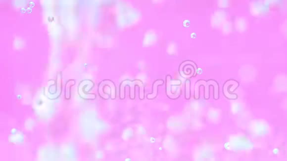 粉红色背景苏打水倒出液体选择性聚焦视频的预览图