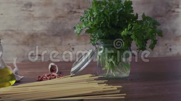从右到左的特写意大利意大利面条大蒜油和辣椒视频的预览图