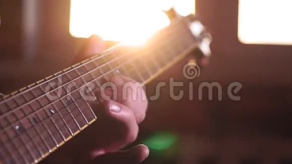弹电吉他的人手低键选择性聚焦家庭工作室视频的预览图