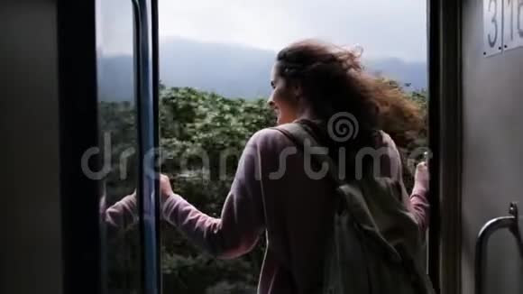 丛林里火车上的女孩视频的预览图