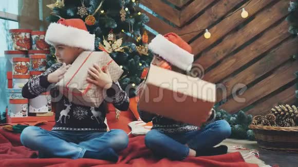 带圣诞礼物的可爱孩子坐在lotos位置的全身延时视频找出里面是什么视频的预览图